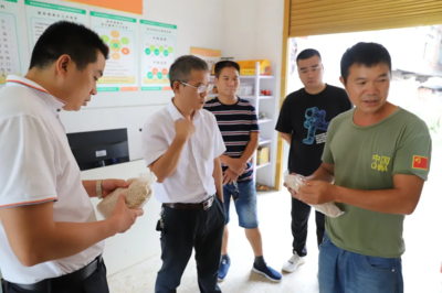 江華瑤族自治縣商務(wù)局程達(dá)明局長實地考察鎮(zhèn)、村級電商服務(wù)站點(diǎn)建設(shè)情況