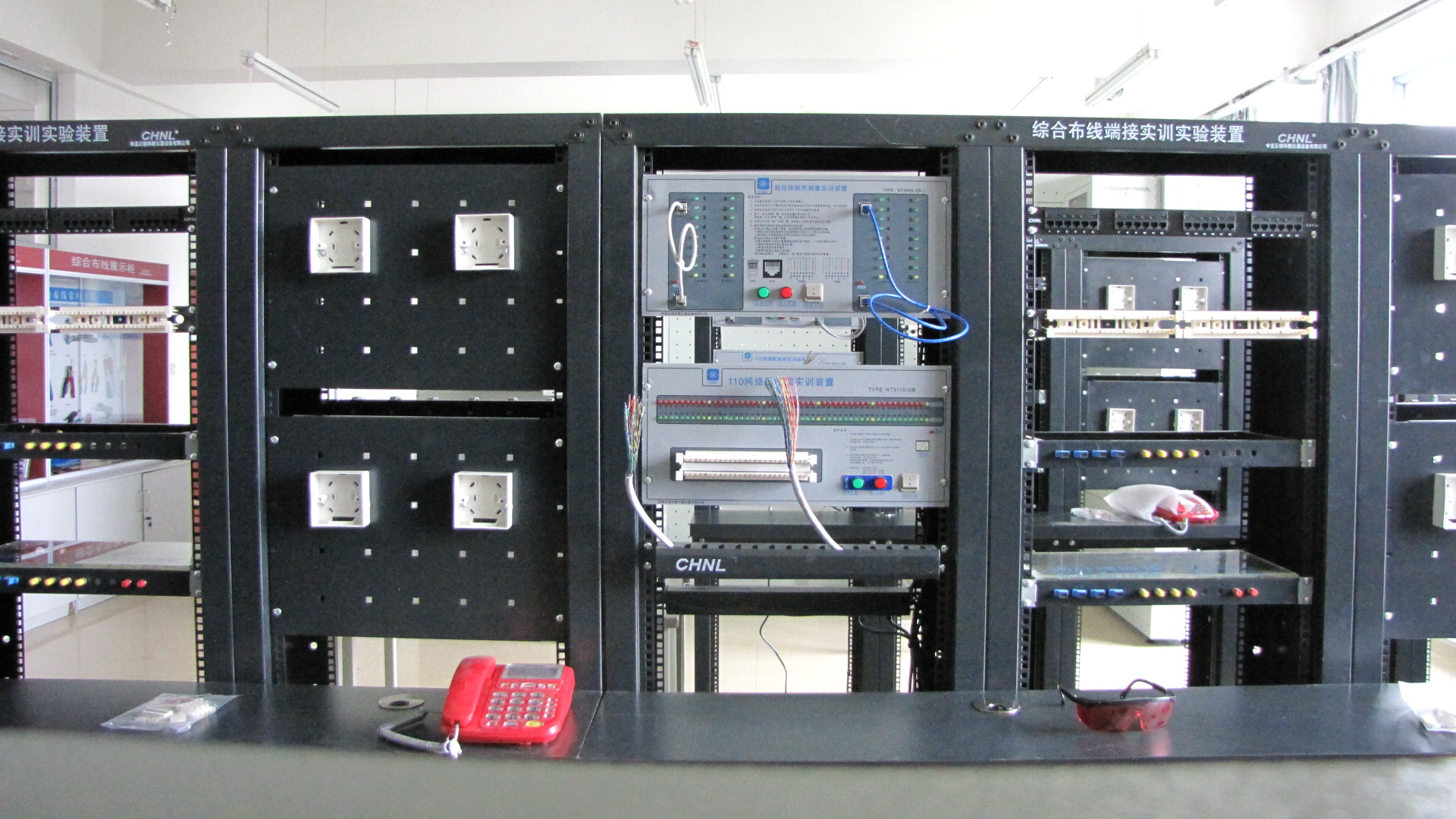 網(wǎng)絡綜合布線實訓室 網(wǎng)絡工程專業(yè)實踐教學的堅實基地